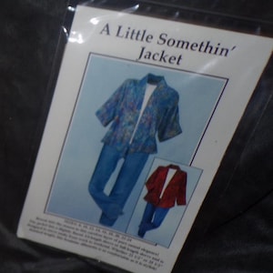 Puede incluir: Un paquete de patrón de costura titulado "A Little Somethin' Jacket". El patrón muestra una chaqueta azul floral y un conjunto de jeans, con una imagen más pequeña de una chaqueta roja y jeans. El paquete está en una funda de plástico transparente.