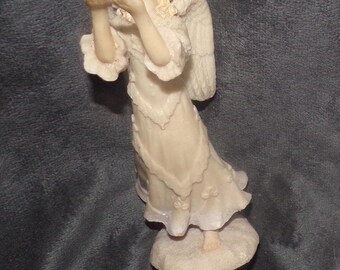 Figura de ángel con las manos levantadas