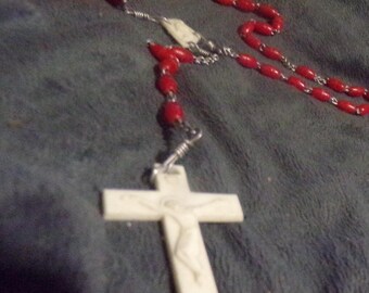 Collar vintage de cuentas de rosario rojo de plástico