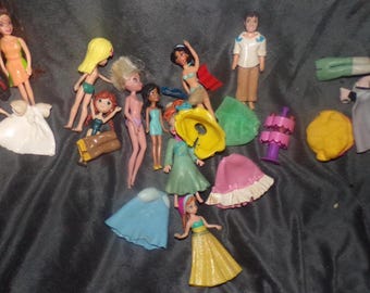 Lote de muñecas vintage Polly Pocket Disney y otras muñecas en miniatura, además de ropa.