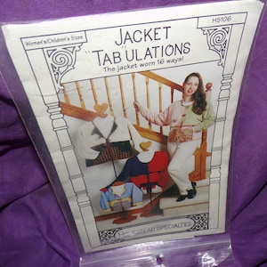 Puede incluir: Un patrón de costura titulado "Jacket Tabulations" con el texto "The jacket worn 16 ways!" se muestra en una bolsa de plástico transparente. El patrón muestra a una mujer con una chaqueta rosa y verde, y varias variaciones de chaqueta. El patrón es de Homestead Specialties.