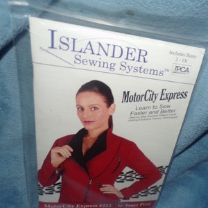 Può includere: Un pacchetto di modelli di cucito bianco e rosso per una giacca rossa e nera con cerniera. Il pacchetto include istruzioni per le taglie 2-1X ed è intitolato "MotorCity Express Impara a cucire più velocemente e meglio".