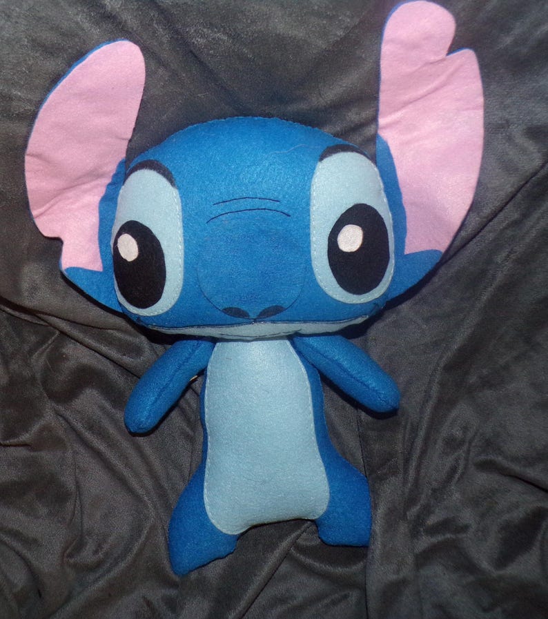 Puede incluir: Un peluche del personaje Stitch de la pel&iacute;cula animada Lilo & Stitch. El peluche azul tiene grandes ojos negros con reflejos blancos, grandes orejas rosas y una barriga azul claro. El juguete est&aacute; hecho de tela suave.