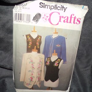 Peut inclure: Patron de couture Simplicity Crafts avec quatre modèles de vestes et de gilets brodés. Le patron comprend une veste crème, une veste bleue, un gilet marron et un gilet noir, tous avec des broderies florales. La taille du patron est Y 18,20,22.