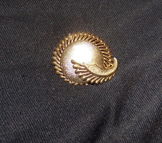 vintage gold tone feathered hat  pin brooch - image 1