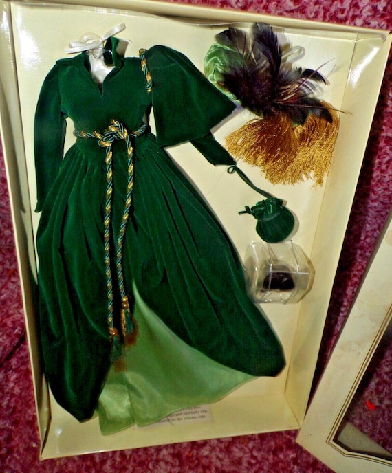 gone with the wind green drapery dress The curtain dress that Scarlett O'Hara (Vivien Leigh) wears to v