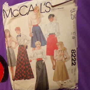 Könnte beinhalten: Vintage McCall's Schnittmusterumschlag mit Illustrationen von Röcken und Blusen für Damen. Der Umschlag ist cremefarben mit dem Text "McCall's". Der Preis beträgt 3,25 $. Die Schnittmusternummer ist 8222.