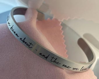 Pulsera tipo brazalete grabada inspirada en Hadestown / "Al mundo con el que soñamos y al que vivimos ahora"