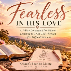 Może przedstawiać: Książka dewocyjna zatytułowana Fearless In His Love z podtytułem A 7-Day Devotional for Women, otwarta Biblia, notatnik spiralny z tekstem Faith Hope Courage Abundance, długopis i wazon z kwiatami na tle górskiego krajobrazu o zachodzie słońca.