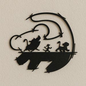 Op de afbeelding: Zwarte metalen wandkunst met silhouetten van Timon, Pumbaa en Simba uit The Lion King. Het ontwerp omvat een gebogen bovenkant en een gestileerde basis, waardoor een decoratief stuk ontstaat voor fans van de animatiefilm.