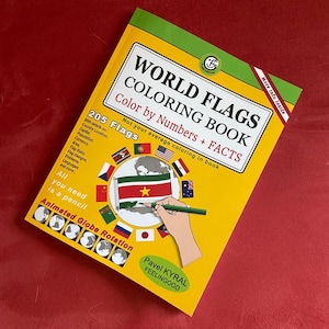 Puede incluir: Un libro amarillo con el título "World Flags Coloring Book: Color by Numbers + Facts". La portada muestra una mano coloreando la bandera de Surinam. El libro incluye 205 banderas con detalles sobre la ubicación del país, la capital, la población, la moneda, el área, la proporción de la bandera, los diseños de la bandera, los emblemas, los idiomas y más. El libro también presenta una rotación de globo animada.