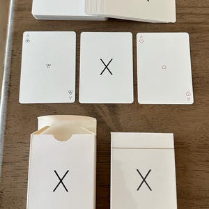 Jeu de cartes - Jeu de cartes noir, blanc et or - Format poker traditionnel - Design moderne - Parfait pour les soirées jeux