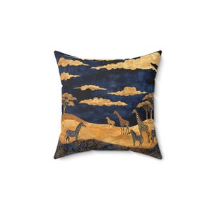 Könnte beinhalten: Ein blaues und goldenes Kissen mit einem Design von Giraffen und Zebras in einer Savannenlandschaft. Das Kissen hat einen dunkelblauen Hintergrund mit goldenen Wolken und einer goldenen Savanne.