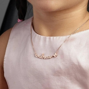 Collar para niñas pequeñas, nombre de niña pequeña, regalo para preadolescentes, cadena Figaro para mujeres, joyería personalizada, gargantilla para su hija, letra espaciada personalizada para adolescentes