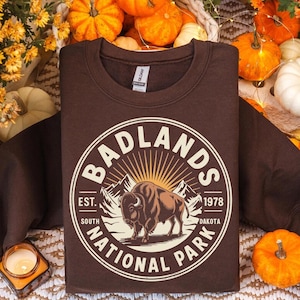 Badlands National Park Sweatshirt – Buffalo Wildlife Souvenir Gift – South Dakota Travel Shirt – Rustic Hiking Adventure Crewneck