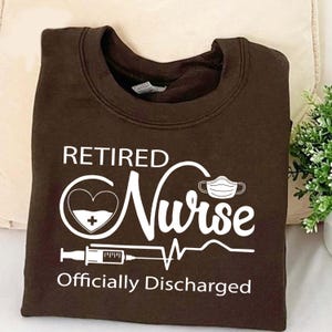 Retired Nurse T-Shirt – Officially Discharged Shirt – Funny Nurse Retirement Gift Tee – Syringe Heartbeat Nurse Graphic – RN LPN CNA