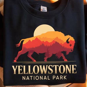Yellowstone National Park Sweatshirt – Buffalo Sunset Mountain Crewneck, Wildlife Hiking Pullover, Outdoor Adventure Souvenir Gift