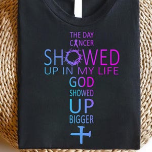 Camiseta cristiana de concientización sobre el cáncer – Camiseta &quot;Dios se manifestó más grande&quot; – Camiseta &quot;La fe supera el miedo&quot; – Regalo religioso de apoyo contra el cáncer – Camiseta &quot;Cruz con la corona de Jesús&quot;
