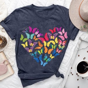 Maglietta con cuore a farfalla colorata – Maglietta grafica con farfalla arcobaleno – Regalo per amanti della natura e della fauna selvatica – Maglietta primaverile ed estiva