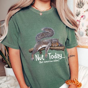 Camiseta divertida de ardilla: nuez hoy, nuez mañana tampoco. Camiseta de ardilla perezosa. Regalo lindo para amantes de los animales. Camiseta para amantes de la naturaleza
