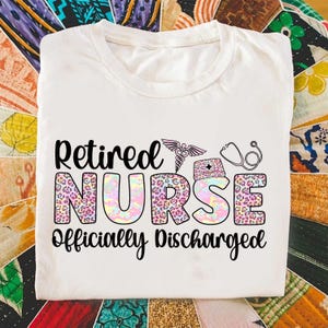 Retired Nurse Shirt Officially Discharged – Funny Nursing Retirement Gift Tee for Women, Floral Leopard Nurse Shirt, RN Gift Idea