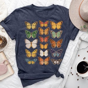 Maglietta con collezione di farfalle – Maglietta grafica con specie di farfalle colorate – Regalo per amanti della natura e degli insetti – Maglietta con fauna selvatica e giardino