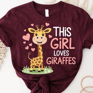 This Girl Loves Giraffes Shirt – Cute Giraffe Lover T-Shirt, Animal Graphic Tee, Fun Zoo Safari Gift for Women, Girls, Teens