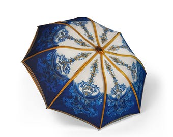 Koningsblauwe barokke paraplu | Luifel met gouden accent | Waterdichte designerparasol | Regenkleding met sierlijk patroon | Statement-weeraccessoire
