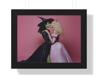 Ingelijste poster, Wicked Romance LGBT Valentijnsdag filmische kunst Glinda Elphaba, Wall Art Print, Galentine's Gift, Decor van het huis