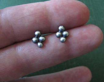 Handmade botanical earrings. Minimalist silver granulation stud earrings. Metalsmith oxidized jewelry. Margolladesign. Vintage jewelry.