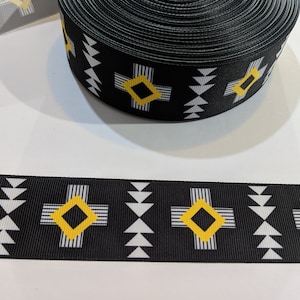 Cinta de grosgrain azteca: estampado negro y dorado, 3,8 cm de ancho, 1,8 metros.