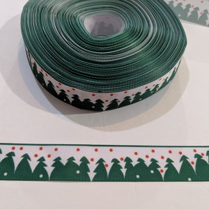 1 mètre de ruban de 2,5 cm - Blanc avec des arbres de Noël à feuilles persistantes verts #10296 - Ruban adhésif décoratif, garniture à coudre, article pour journal indésirable