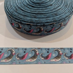 3 yards de ruban de 7/8" - Bleu avec des narvals gris et roses #10438 - Ruban adhésif décoratif, couture à coudre, article pour journal indésirable