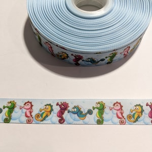 3 yards de 7/8" ruban - Bleu clair avec des hippocampes colorés de dessin animé #11202 - Ruban adhésif décoratif, couture à coudre, article pour journal indésirable