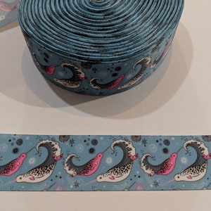 2 yards de ruban de 1,5" de large - Bleu avec des narvals gris et roses #10212 - Ruban adhésif décoratif, couture à coudre, article pour journal indésirable