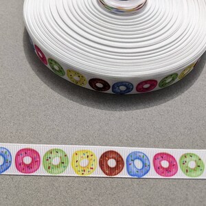 3 yards de ruban de 5/8&quot; - Blanc avec des donuts colorés #11392 - Ruban adhésif décoratif, garniture à coudre, article pour journal indésirable