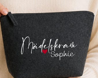 Personalisierte Filz Kosmetiktasche mit Name – Schminktasche „Mädelskram mit Herz“ – Kulturbeutel Geschenk für Frauen & Mädchen
