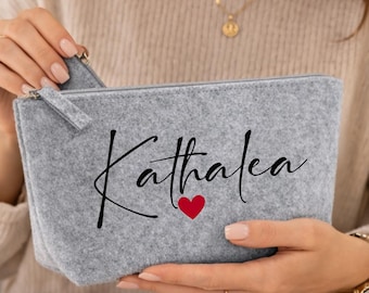 Personalisierte Filz Kosmetiktasche mit Name und Herz – Schminktasche mit Reißverschluss – Make-up Tasche Geschenk für Frauen, Freundin