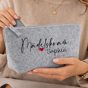 Neceser de fieltro personalizado con nombre – Neceser de maquillaje «Girly things with heart» – Neceser de regalo para mujeres y niñas
