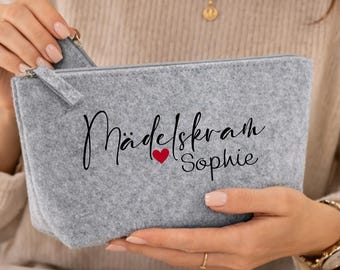 Personalisierte Filz Kosmetiktasche mit Name – Schminktasche „Mädelskram mit Herz“ – Kulturbeutel Geschenk für Frauen & Mädchen