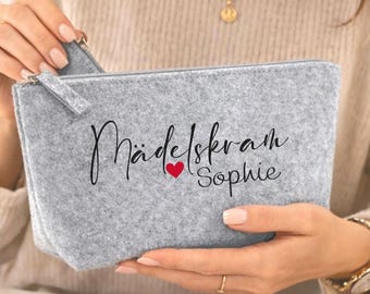 Personalisierte Filz Kosmetiktasche mit Name – Schminktasche „Mädelskram mit Herz“ – Kulturbeutel Geschenk für Frauen & Mädchen