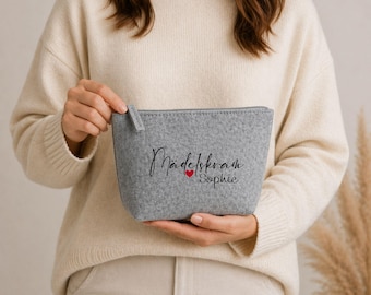Personalisierte Filz Kosmetiktasche mit Name – Schminktasche „Mädelskram mit Herz“ – Kulturbeutel Geschenk für Frauen & Mädchen