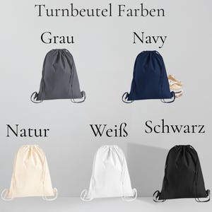 Op de afbeelding: Een display van trekkoordrugzakken in verschillende kleuren: grijs, marineblauw, naturel, wit en zwart. De tekst "Turnbeutel Farben" staat bovenaan, met kleurnamen onder elke tas. De marineblauwe tas heeft een paar sneakers ernaast.