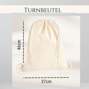 Op de afbeelding: Een cr&egrave;mekleurige rugzak met trekkoord, bovenaan gemarkeerd met "TURNBEUTEL". De tas is 46 cm hoog en 37 cm breed. De tas heeft een eenvoudig ontwerp en is gemaakt van een zacht materiaal. Het trekkoord is lichtbeige.