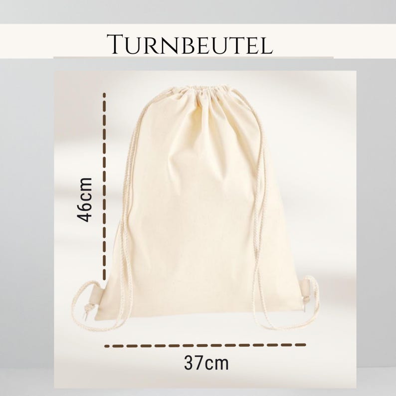 Op de afbeelding: Een cr&egrave;mekleurige rugzak met trekkoord, bovenaan gemarkeerd met "TURNBEUTEL". De tas is 46 cm hoog en 37 cm breed. De tas heeft een eenvoudig ontwerp en is gemaakt van een zacht materiaal. Het trekkoord is lichtbeige.