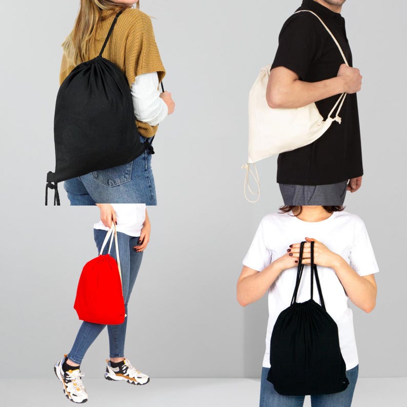 Op de afbeelding: Collectie van zwarte, gebroken witte en rode rugzakken met trekkoord. De tassen worden door mensen gedragen. De tassen hebben een eenvoudig ontwerp met een trekkoordsluiting en schouderbanden. De tassen zijn gemaakt van een zacht, duurzaam materiaal.