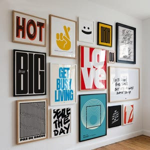 Peut inclure: Ensemble de trois mugs en céramique avec une finition mate et mouchetée. Les tasses sont de couleur crème, gris clair et gris foncé. Design simple et minimaliste, parfait pour le café ou le thé.