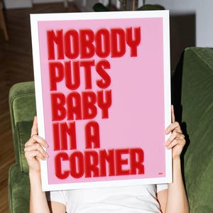 Druckbares Filmplakat „Nobody Puts Baby in a Corner“, Filmposter, Retro-Wandbild in Rosa, Typografie-Dekoration zum Thema Film, Poster zum digitalen Download