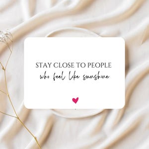 Postkarte Freunde - Stay Close to People Who Feel Like Sunshine -Motivationskarte