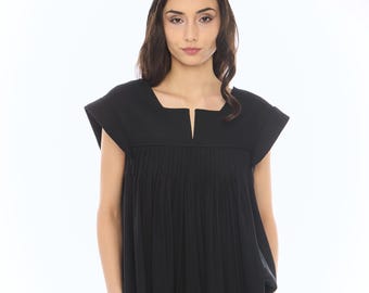 Svart linnetopp med sommarmönster, veckad ärmlös topp, fyrkantig halsringning, strandtunika, minimalistisk boho linnetopp, linnetopp för semestern